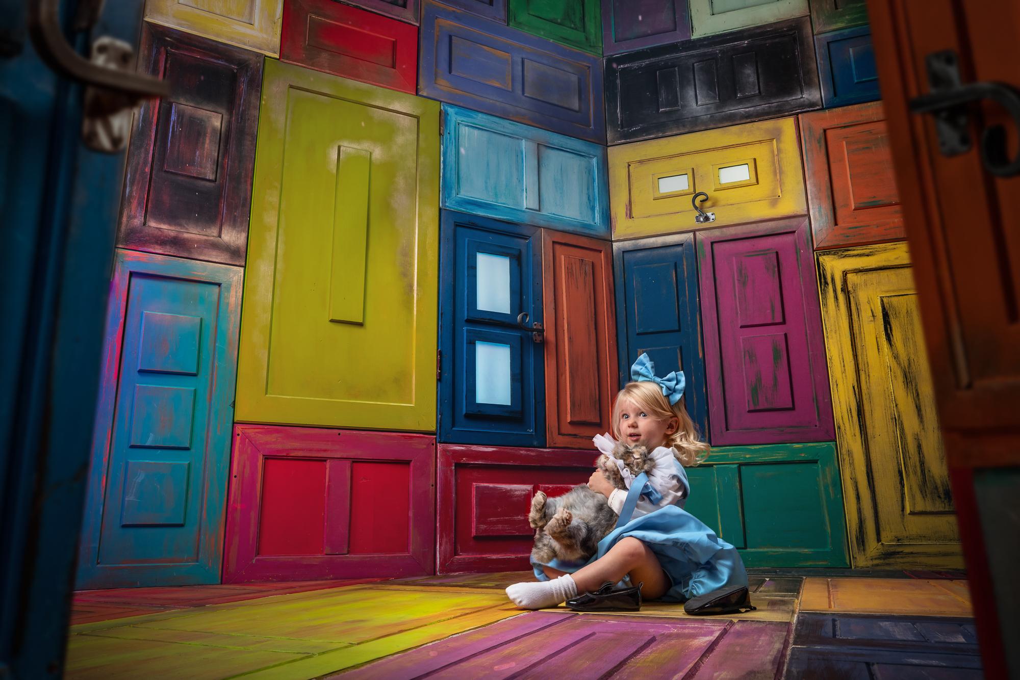 Kind im Alice im Wunderland Escape Room Zürich vor bunten Türen